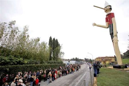 Turistas observam estátua gigante de Pinóquio em parque na Itália (Foto: AFP)